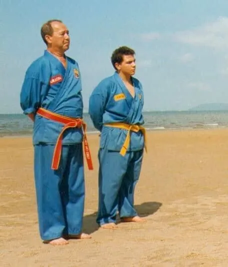 Võ Sư Albert Gouillon et Frédéric Frah, debout sur une plage, en tenue de Vovinam