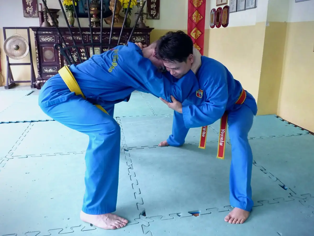 Deux pratiquants en saisie de lutte vietnamienne sur le tapis