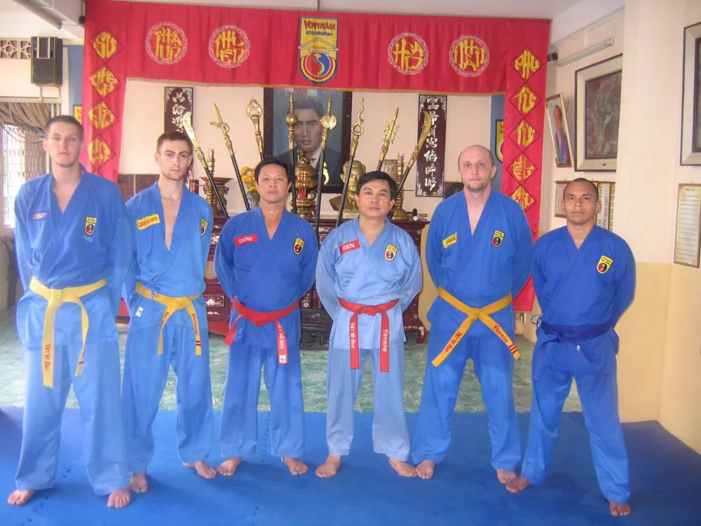 Grégory, Võ Sư Nguyễn Văn Sen et Farid Aounallah au Tổ đường de Hô Chi Minh-Ville en octobre 2005
