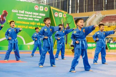 Enfants pratiquant le Vovinam en démonstration